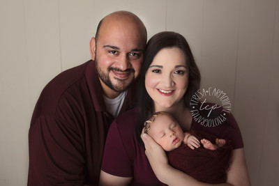 12-22-171901 teresa carmouche photogrpahy,newborn photography, swaddled newborn, parent poses,family posing, baton rouge newborn photographer
